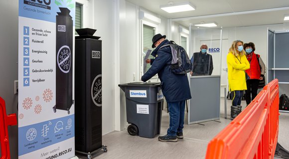 Luchtreinigers in tijdelijke stemlokalen Leiderdorp en De Bilt tijdens Tweede Kamerverkiezingen
